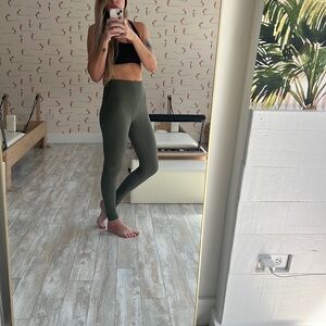 Lululemon Green Ribbed tights Sz 6